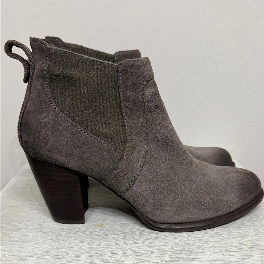 UGG Cobie ll Size 9 Chelsea Charcoal Suede Ankle Booties